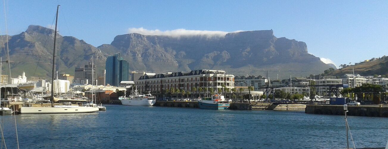Hafen mit Booten und Blick auf den Tafelberg