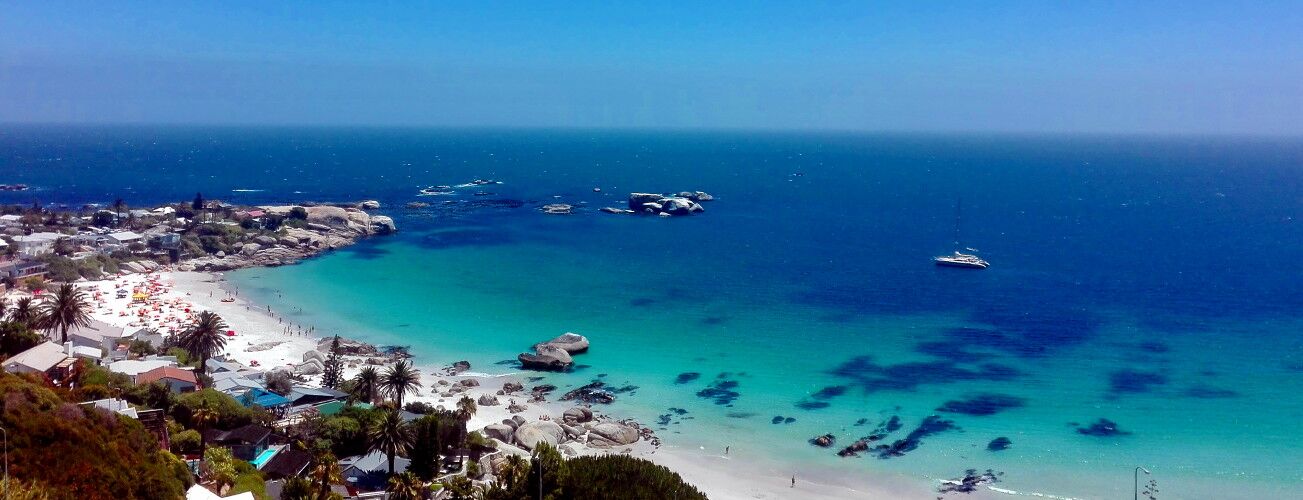 Blick auf den Strand von Camps Bay mit türkisfarbenem Wasser